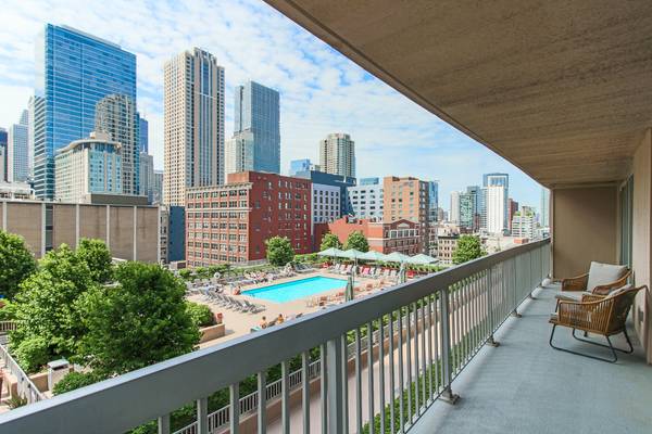 $3,700 / 2br - 1314ft2 - Amplio condominio de más de 1400 pies cuadrados con lavadora/secadora, balcón, piscina, cancha de baloncesto y parque para perros (River north/grand and state)63781303070595120