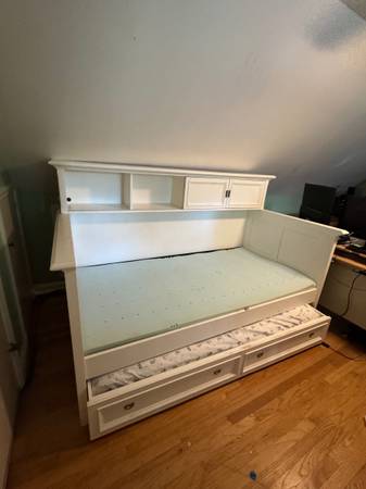 Day Bed with Trundle and Bookshelf 1