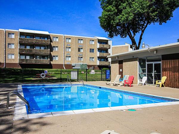 $950 / 1br - 696ft2 - BIG Dog? No Problem? Ask about our Pet Policy! (2300 Indian Hills Drive, Sioux City, IA)63846412684803120