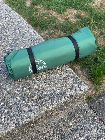 Self inflating sleeping pad single person 1