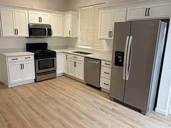 $910 / 1br - Sunny Space One Bedroom Apartment Near Downtown (oakland lake merritt / grand)63888990815361120