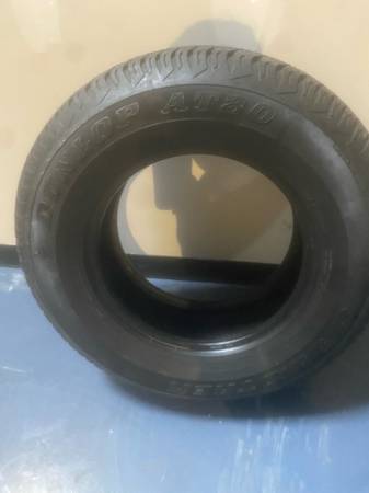 Un neumático - $75 (Lowell)63471242009731121