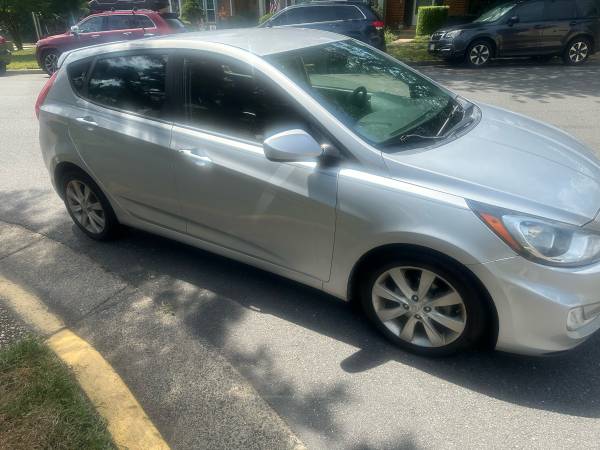 2012 Hyundai Accent hatchback, transmisión manual de 6 velocidades, todo eléctrico, 118 mil millas - $3.850 (Vienna)63439845596801123