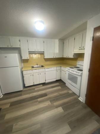 $2,650 / 2br - Large space inc. Heat, hot water, Parking.  New Wall to Wall Carpet! (Newton Lower Falls close to Wellesley)63797254230401120