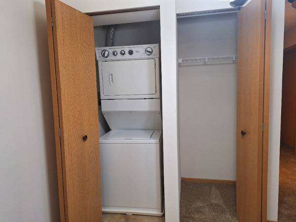 $1,610 / 2br - 905ft2 - 2 Bed 1 Bath – Bright, Clean, & Move-In Ready! (1947 Eagle Ridge Drive, Waukegan, IL)63846717742083121