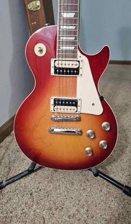 2022 Gibson Les Paul Classic wI Gibson hardshell case - $1,100 (Gillett)63471313592833122