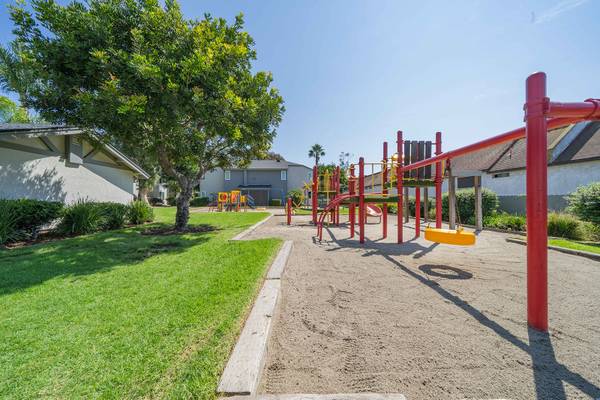 $2,500 / 2br - 2BD Apartment Available .. Month to Month leases.. Apply Today! (San Ysidro)63701686316417121