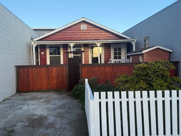 $2,900 / 2br - 610ft2 - 2  Bedroom House One Block to the Beach!  Pet OK (pacifica)64055523631875120
