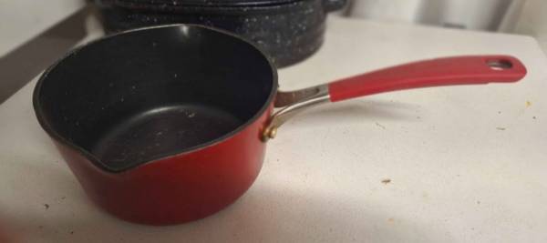 Ambas ollas de cocina por $10 en total - $10 (Cedar Rapids)63435710537217124