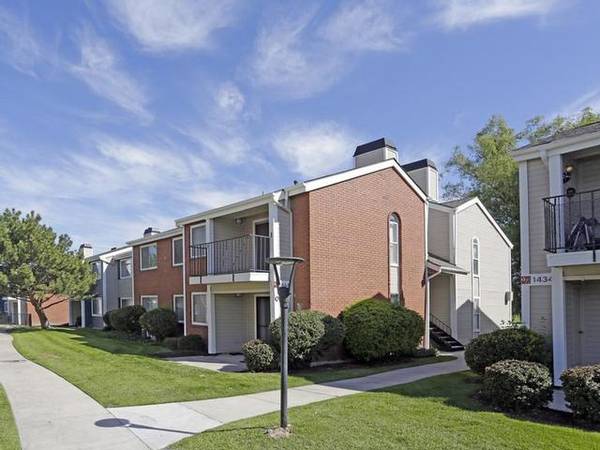 $1,275 / 1br - 780ft2 - Gorgeous 1 BR/1 BA with Wood Burning Fireplace & Renovated Interio (Taylorsville)63674209474563122
