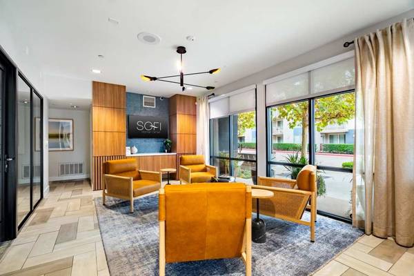 $2,544 / 1br - 743ft2 - Pagos de alquiler en línea, acogedor salón con chimenea al aire libre, 1 dormitorio (6300 Variel Ave, Los Angeles, CA)63840113587201123