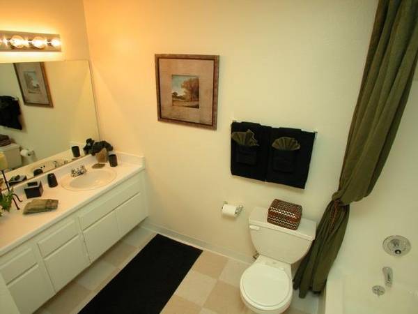 $1,445 / 2br - 880ft2 - Heated pool with sundeck, Tennis court (Lakewood)63973505549058124