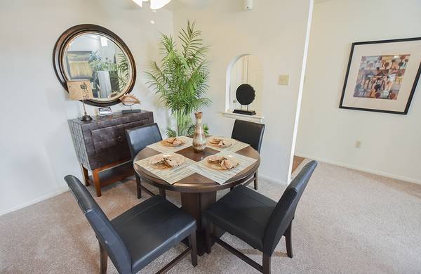 $1,545 / 2br - 1100ft2 - *UPGRADED Cabinets & Counters* 2Bd/2Bth with Sun Room! (Creeks of River Ridge)63792146100867124