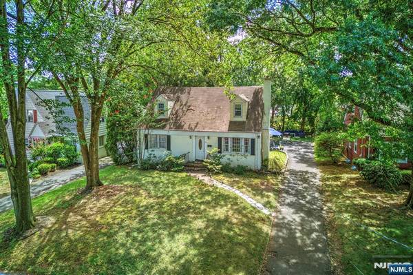 $3 / 5br - Perfect blend of space and style. Two-car detached garage. (North Plainfield)63676274999171121