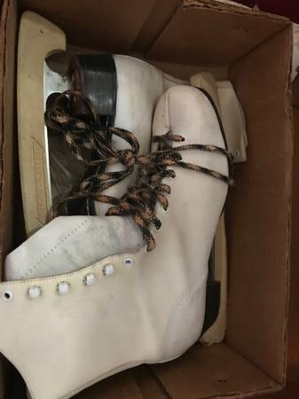 ICE SKATES (LEATHER) - Ladies Size 9 – Brand New 1