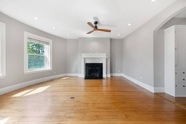 $4,500 / 2br - Prime in Brookline – Heat & Hot Water & Parking Incl. - Available Now (Brookline)64167984168578122