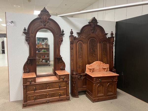 Important - 3 Pc Victorian MT Bed Room Set. 1