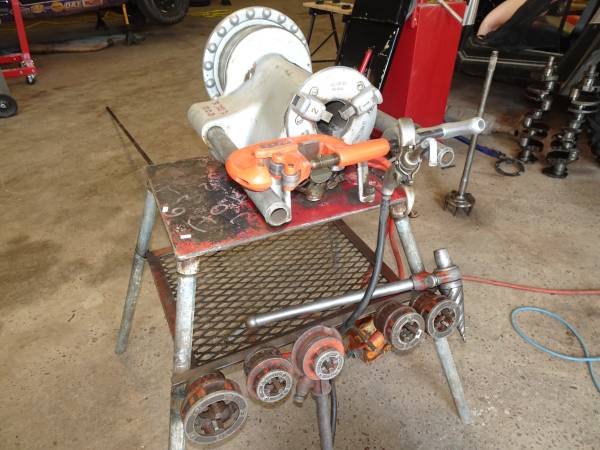 RIDGID 75602 57Rpm 300 Compact Pipe Threading Machine with four leg St 1