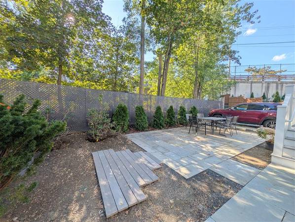 $4,200 / 3br - --- Stunning 3+ Bed 2 Baths -- Laundry in Unit - 3  Parking Spots - (Medford)63931251585538124