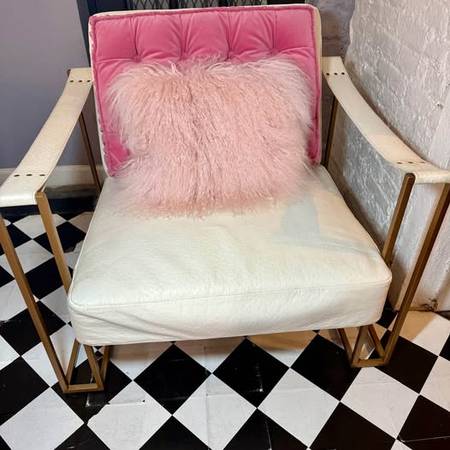 Silla blanca de cuero con detalles (con estampado de avestruz, marco de acero dorado) - $200 (Bajo East Side)63471466792705123