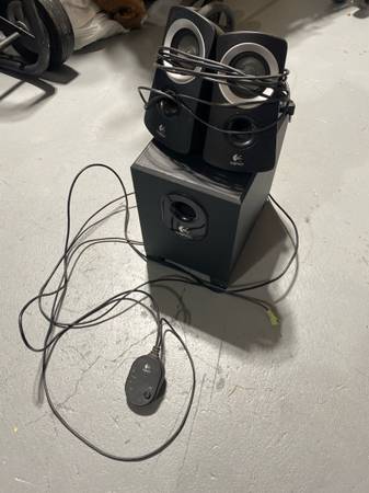 Logitech Z313 2.1 Speaker System with Subwoofer & Wired Volume Control 1