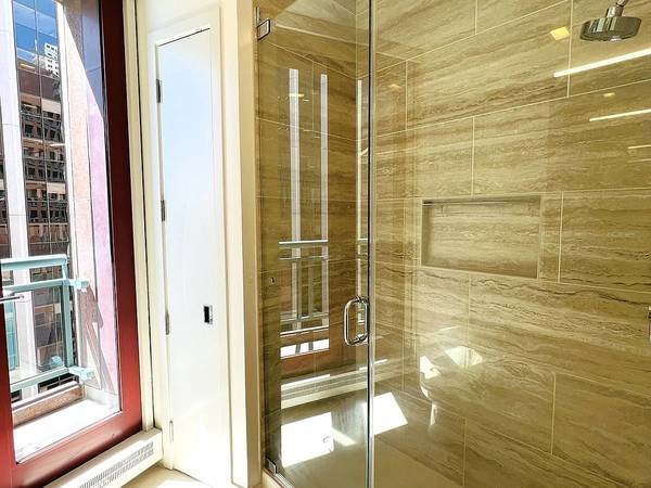 $1,250 / 1br - Amplio apartamento de dos pisos de 1 dormitorio y 1 baño con estilo de adosado. (San Diego, CA)63657173738115121