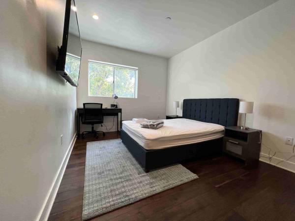 Sun-Drenched Furnished Room Share Minimum 6 Months!近机场 二房一厅可入 1