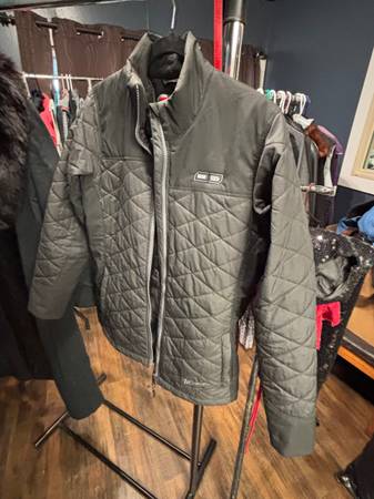 Milwaukee men’s jacket uses the Milwaukee battery 1
