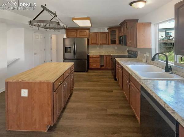 $1,700 / 4br - 2045ft2 - Rental Home/ FRIENDLY neigbours (Colorado Springs)63687119539587123