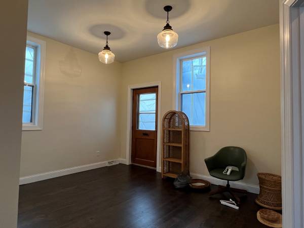 $900 / 800ft2 - OFICINA EN MILTON, ESPACIO PARA DETALLES, SALÓN, ESPACIO DE TRABAJO DISPONIBLE (525 College Street)63846719936771121