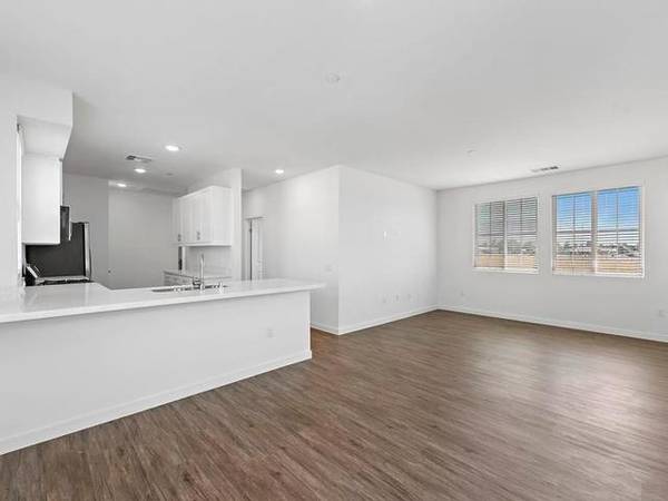 $2,698 / 2br - 993ft2 - Pool, Quartz Countertops, Close to Shopping, Night Patrol (Central Valley of Fontana)64028084682755120