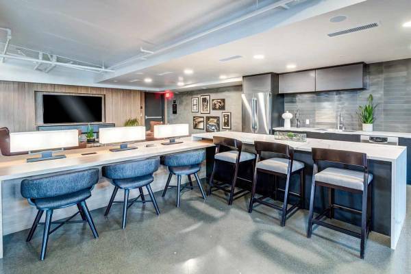 $2,625 / 1hab - 736ft2 - Rara oportunidad: 1 hab/1 baño con vistas despejadas a la bahía y a Oakland Hi (centro de Oakland)63880018523393122