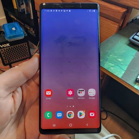 Samsung Galaxy Note 9 – 512GB (Cracked Screen, Fully Functional) 1