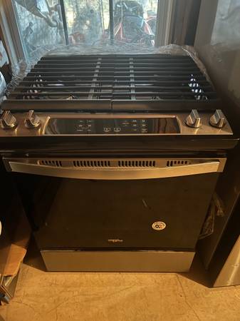 Whirlpool 30-in 4 burners 5-cu ft Slide-In Natural Gas Range - NEW 1