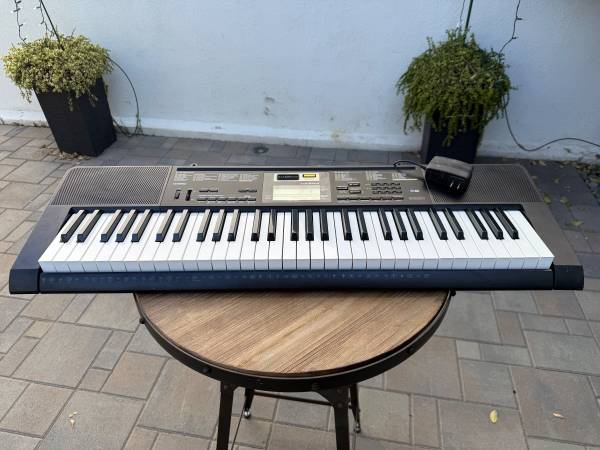 Casio CTK 2400 Keyboard - 61 keys, full polyphonic, built in speakers 1