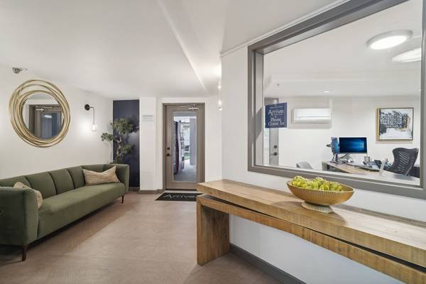 $2,915 / 2br - 950ft2 - 6 semanas de alquiler gratis Estacionamiento en garaje de dos niveles 3 meses gratis, vistas a la ciudad (600 7th Ave, Seattle, WA)63688586837123120