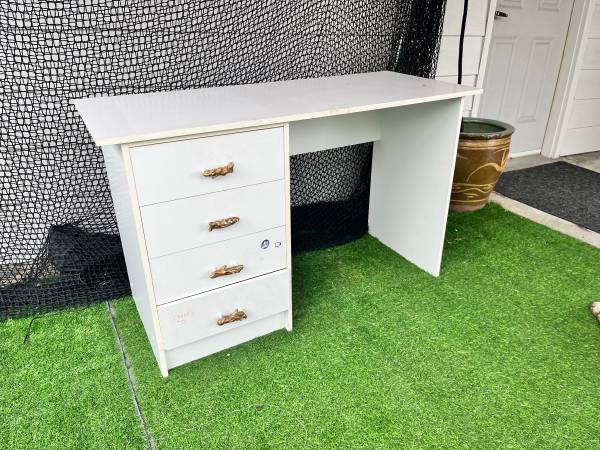 IKEA desk free 1