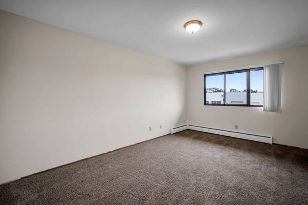 $1,195 / 2br - 800ft2 - ¡Dos dormitorios disponibles ahora-noviembre! Town Terrace- Downtown Hopkins (Hopkins)63868700116611123