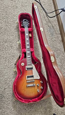 2022 Gibson Les Paul Classic wI Gibson hardshell case - $1,100 (Gillett)63471313592833120