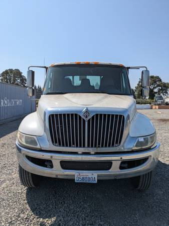 2002 International 4300 SBA 4x2 - Photo 2