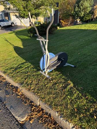 Free Elliptical Training Machine 1