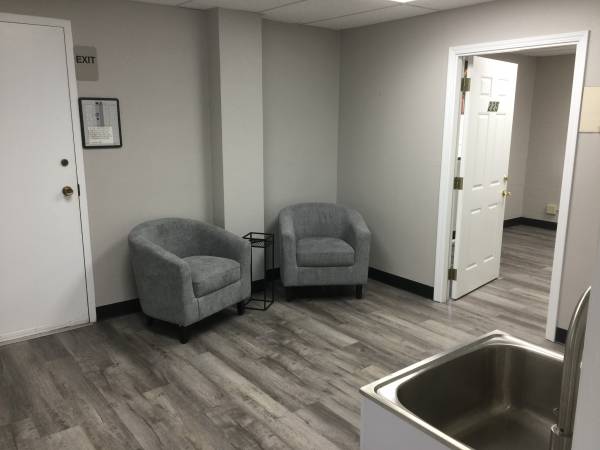 $400 / 165ft2 - COSMETOLOGIST & ART STUDIO FREE RENT UNTIL 2026 (HISTORIC DOWNTOWN GRESHAM)63914971789698120