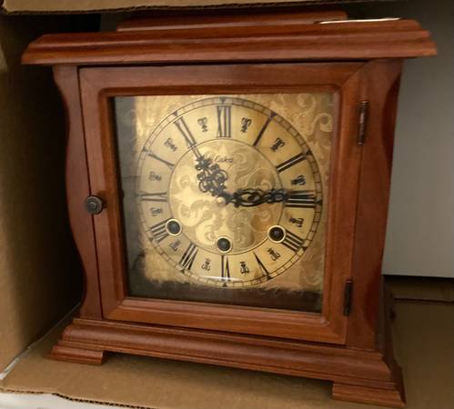 Beautiful Eska Wind Up Shelf  Mantel Clock 1