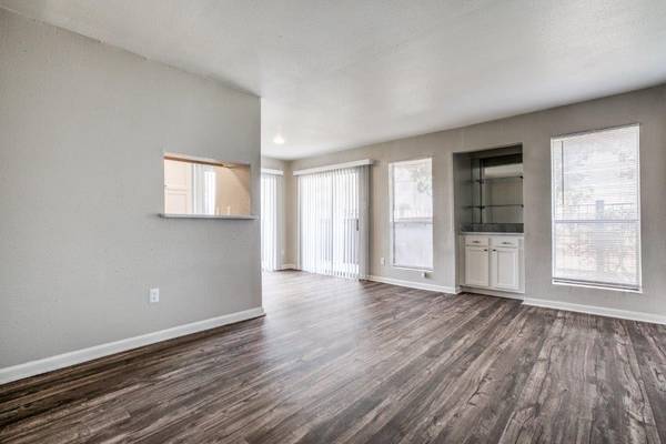 $1,395 / 2br - 853ft2 - 2/BD 1/BA, Techos abovedados, Chimenea (2804 Belt Line Road, Garland, TX)63796578667139124
