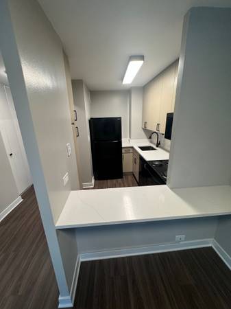 $1,950 / 567ft2 - studio-ss appliances, 24hr doorman, gym&yoga rm, pool sundeck w grills (Lakeview)63781279822595123