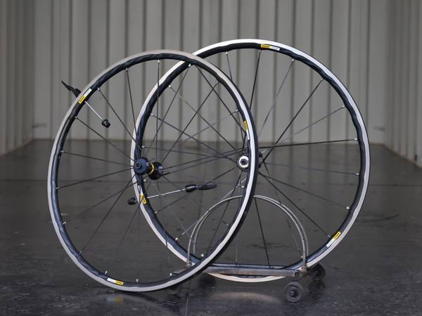 Low Mileage Mavic Ksyrium Elite 700c Clincher  Road Wheelset 1