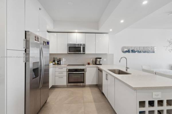 $3,990 / 2br - 819ft2 - Luxury 2bd with Den in Nine Mary Brickell Village (Miami)64051006121986123