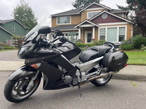 2009 Yamaha FJR1300ES, pocos kilómetros - $5.900 (Olympia Tacoma)63439403328899121