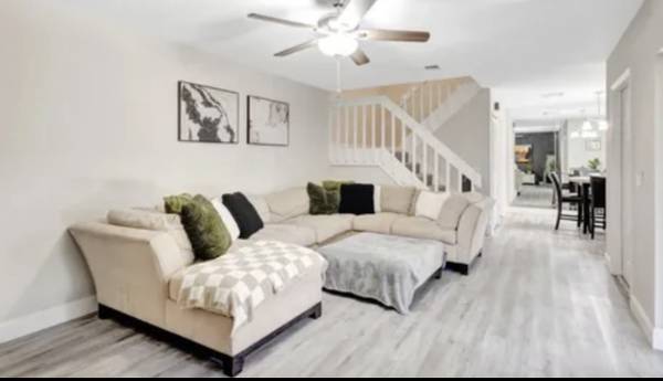 $1,000 / 2br - Private room and bathroom available in beautiful two story townhouse (Port Saint Lucie)63799881951233120