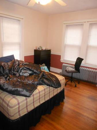 $1,100 / 4br - Rooms Available in a 4 Bedroom for September, Coolidge Corner, Parking (Brookline)63699488126977123